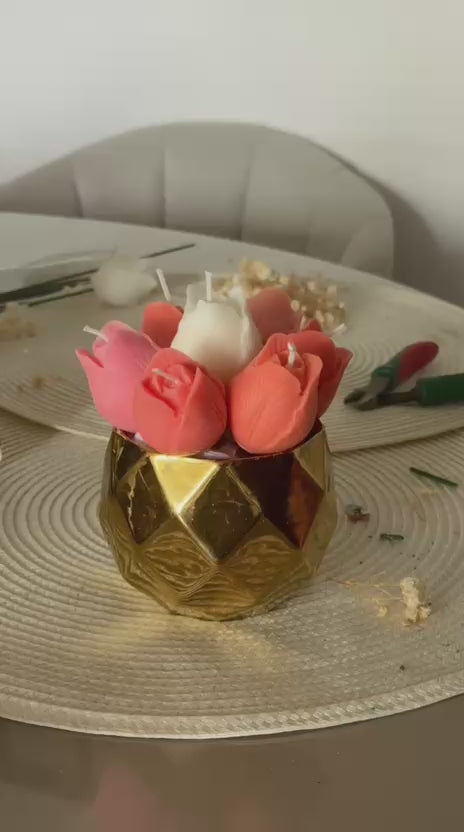 Tulipanes — Arreglo Bouquet Ramo de Velas de Soya Aromáticas y Base Hexagonal Dorada · 7 velas